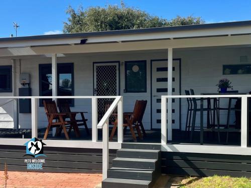Port Elliot House | 3BR Updated Coastal Beach House in Funky Port Elliot