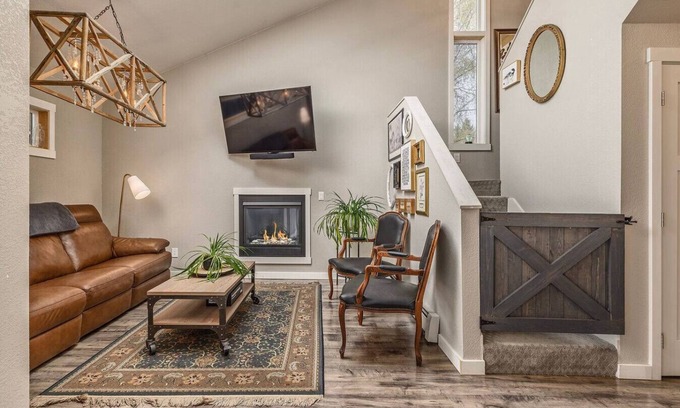 Turnagain House | 3BR w/Views Trails/Airport