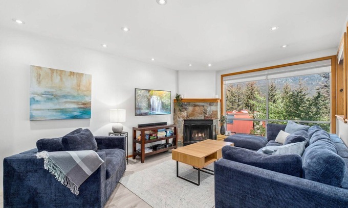 Whistler Creekside House | 3BR | Whistler Creek Ridge | Ski-in/out | Private Hot Tub | Wood Fire | Heated Flooring