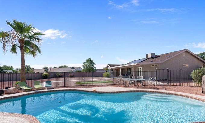 Glendale House | 3BR with Pool and Putting Green - 5 min away from Westgate/AZ Cardinals! Stadium