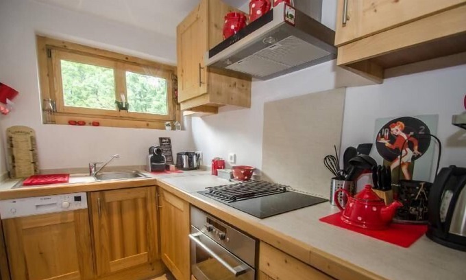 Chamonix City Centre Apartment | 3rd floor, balcony, fireplace or stove, tv, ski locker, 77m², Chamonix