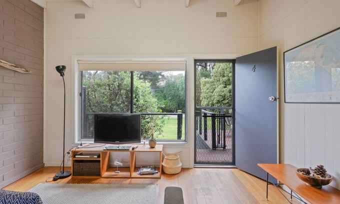 Silverleaves Apartment | 4/2 Honeysuckle Grove, Silverleaves - short stroll to cafe and beach