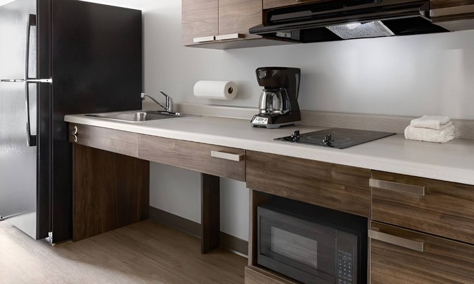 Ashwaubenon Hotel | 4 Affordable Rooms with Fully Equipped Kitchen for Relaxing After the Game
