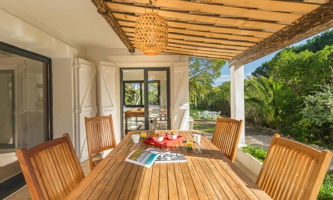 Les Issambres Villa | 4* apartment located on the ground floor of the villa. 1,000 m2 garden
