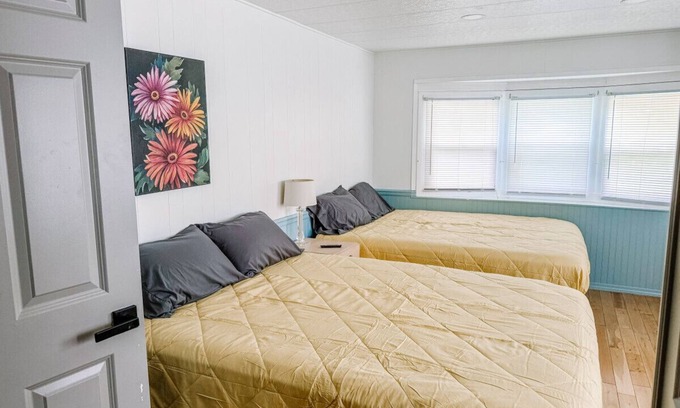 West Newton House | 4 bd/10 min to downtown W/D