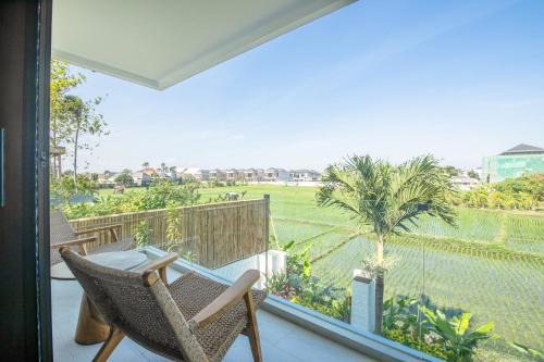 Batubelig Villa | 4 Bd Seminyak With Paddy View, Enclosed Living