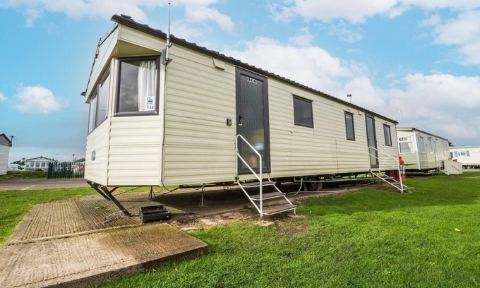 Clacton-on-Sea House | 4 bed,10 berth caravan at St Osyth, Clacton-on-Sea, Essex ref 28132GC