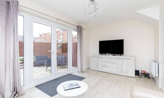 Stanley House | 4 Bed 3.5 Bath - Free Parking | Free WiFi | 2x En-suite Bedrooms | Self Check-in