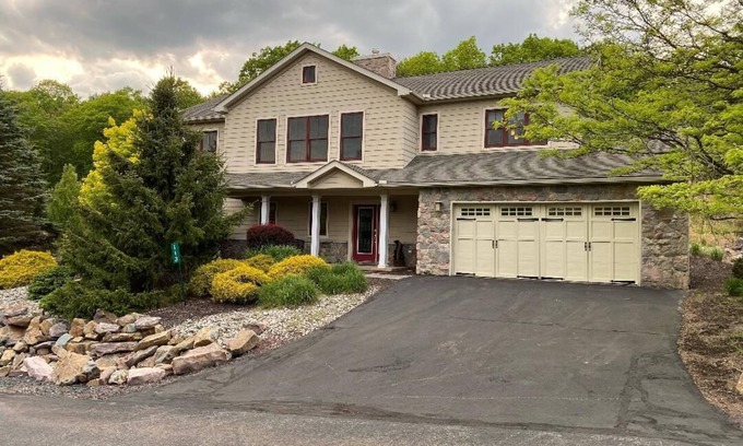 Lake Harmony House | 4 Bed 3 Bath single home with Hot Tub! Come for the Fall foliage and festivals!