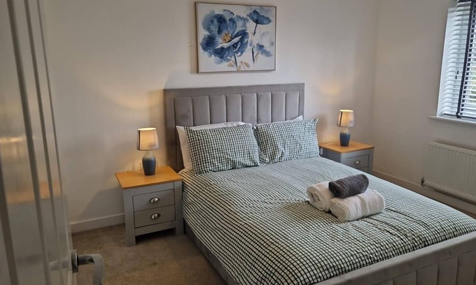 Peterborough House | 4-Bed Charming Pet-Friendly House w/Garden
