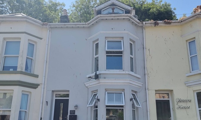 Brixham House | 4 bed townhouse 5 min level walk to harbour