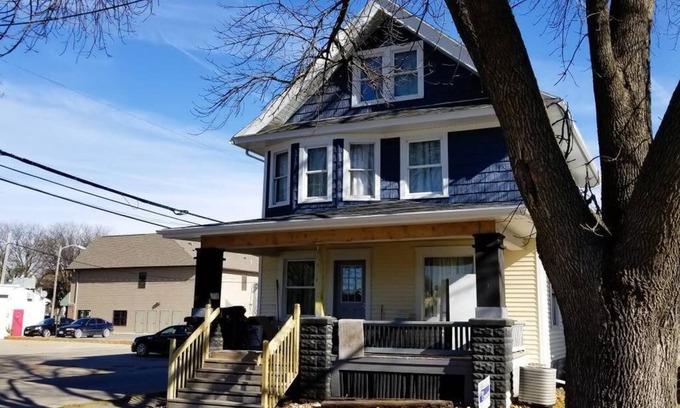 Cedar Rapids - Iowa City House | 4 Bedroom, 1 Bath 3 Level Home 7 Blocks from Downtown Cedar Rapids