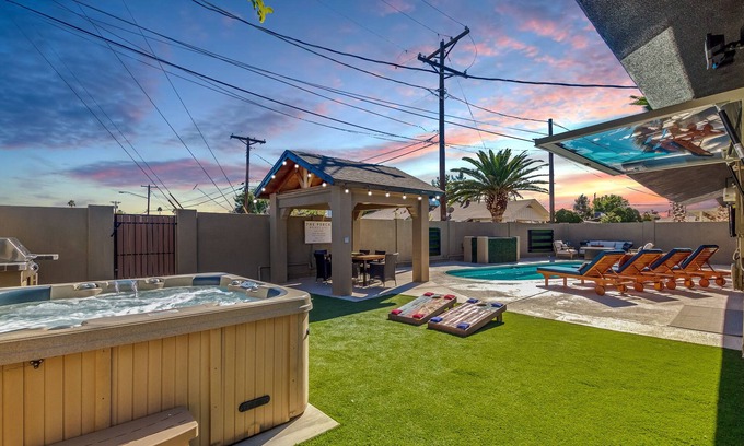 Scottsdale Estates Eight House | 4 Bedroom 3 Bath w/Sports Bar Game Room! Located Minutes to Old Town!