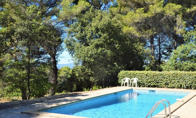 La Tour-d'Aigues House | 4 bedroom accommodation in La Tour D'Aigues