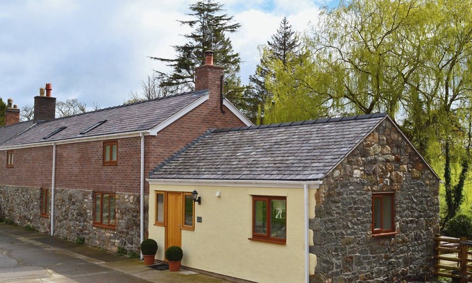 Penyffordd Cottage | 4 bedroom accommodation in Penyffordd, near Chester
