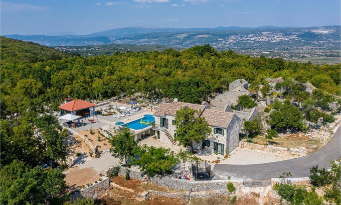 Zmijavci House | 4 bedroom accommodation in Zmijavci