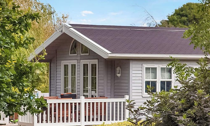 New Forest District Ski Chalet | 4 bedroom accommodation in Milford-on-Sea, Nr Lymington