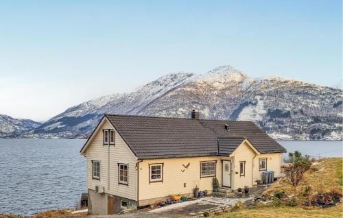 Hardangerfjord House | 4 Bedroom Awesome Home In Tørvikbygd