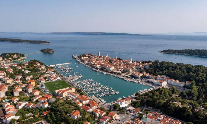 Palit House | 4 bedroom awesome home in Rab