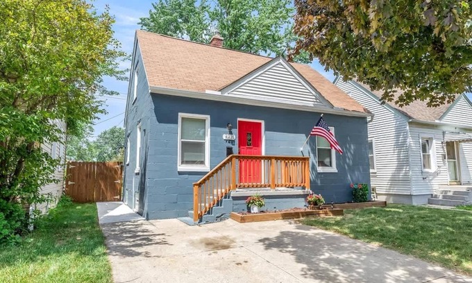 Center Line House | 4 Bedroom Bungalow in the "Heart of Metro Detroit"