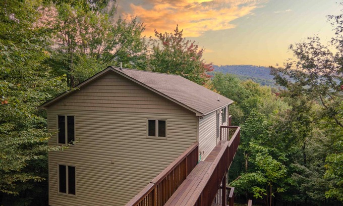 Beech Mountain Ski Chalet | 4-bedroom Casa Bella Views + Hot Tub chalet in Beech Mountain
