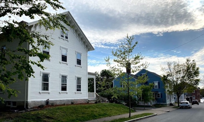 Warren Apartment | 4 Bedroom Historic Getaway Steps from Waterfront!