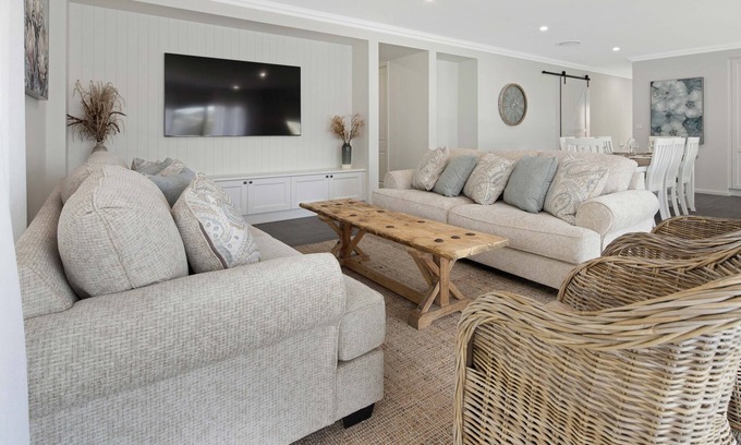Sunshine Bay House | 4 Bedroom home with theatre room, close to CBD and beaches.