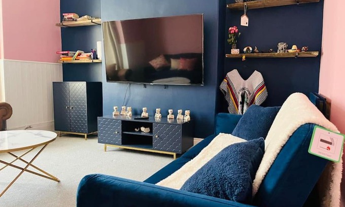 Newcastle-upon-Tyne Apartment | 4 Bedroom House, Free parking, Garden Bar