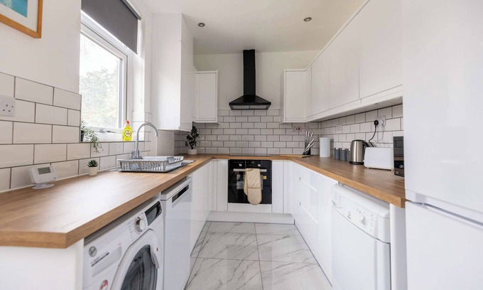 Newcastle-upon-Tyne House | 4 Bedroom House - Free Parking