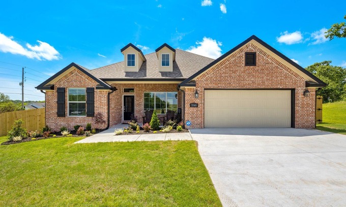 Springdale House | 4-bedroom house Rural Cottage setting at the back of Upscale nhrbhood, hot tub