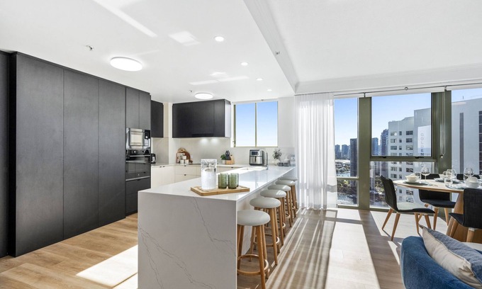 Surfers Paradise Apartment | 4 Bedroom Ocean View Unit at Sun City - Q Stay