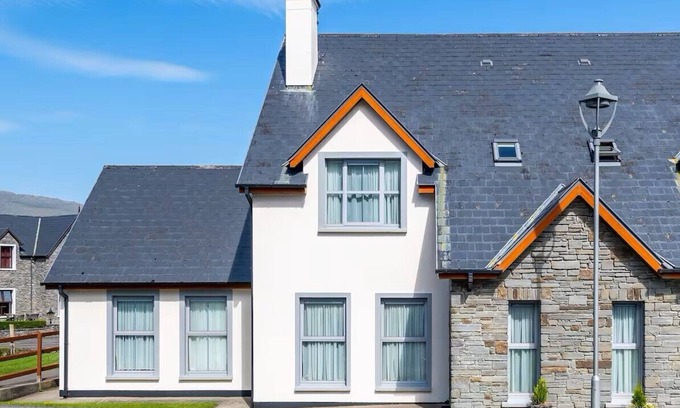 Kenmare House | 4-Bedroom Pet-Friendly Holiday Home with Free Pool and Leisure Centre