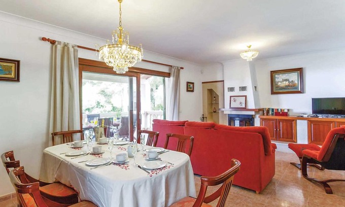 Marina Manresa Villa | 4 bedroom Villa, sleeps 8 in Manresa with Pool, Air Con and WiFi