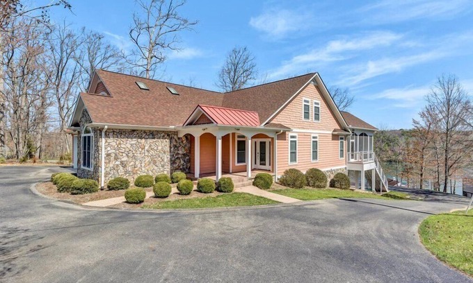 Huddleston House | 4 Bedrooms, 2 Flex Rooms, 4 Full Bathrooms, 2 Half Bathrooms! Spacious Waterfront Home w/Many Amenit