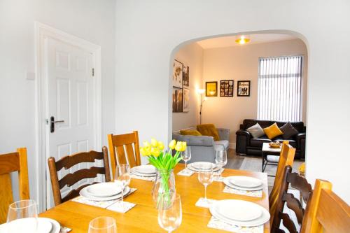 Bootle House | 4 Bedrooms Spacious House With 2 Bathrooms Free Parking - sleeps up to 10 guests