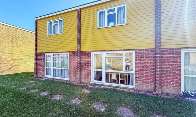 Great Yarmouth Ski Chalet | 4 berth chalet to hire in just walking distance to Hemsby beach ref 18152B