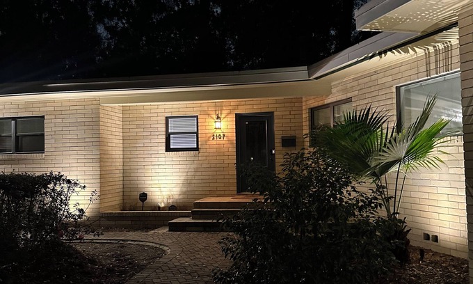 Gainesville House | 4 blocks from Ben Hill Griffin Stadium & the O’Connell Center in this 4-2.5 bath