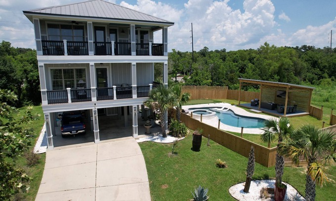 Gulfport House | 4 BR/4 Ensuite Bath/Games/Walk to Beach & Heated Pool/Spa