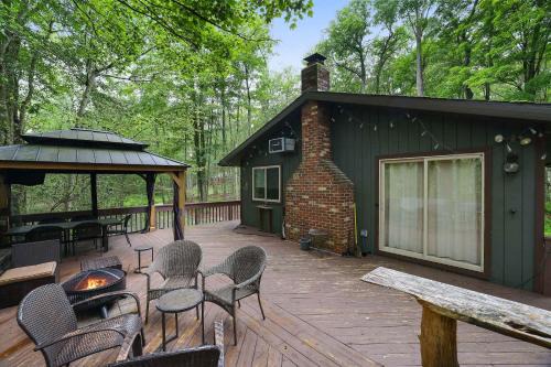 Tobyhanna House | 4 Br Cozy Cabin Sleeps 8 Pool Table Arcade Beach