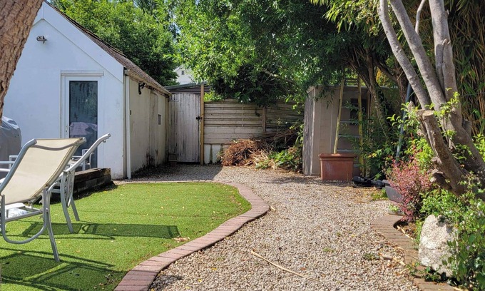 Bournemouth Cabin | 4 Guests - Pet Friendly - 13 min to the Beach