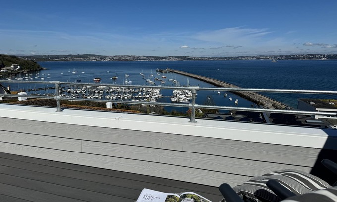 Brixham Cottage | 4 Heath Rise - sleeps 6 guests in 3 bedrooms