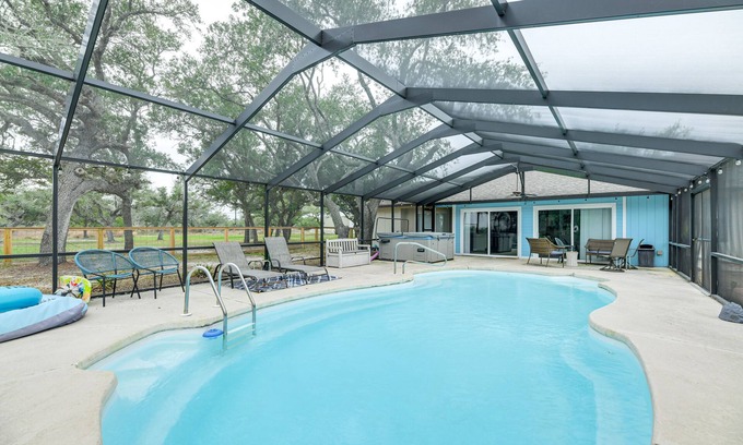 Rockport House | 4 Mi to Beach: Gem w/Private Pool in Rockport