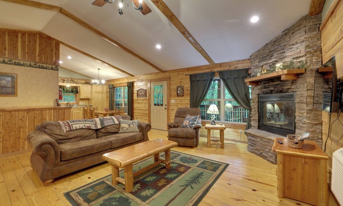 Sylvan Shores Cabin | 4 Mi to Beaver Lake: Peaceful Log Cabin w/Deck!