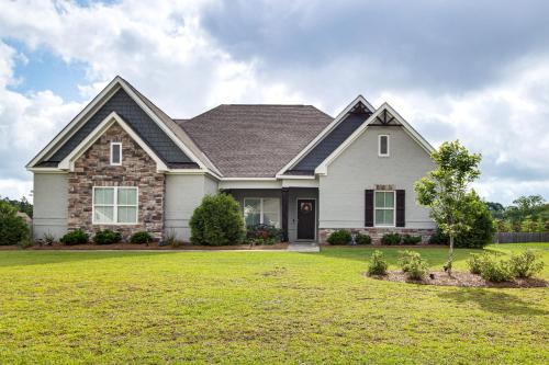Dothan House | 4 Mi to Dtwn Stylish Home with Large Yard in Dothan