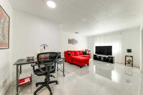 South Middle River House | 4 Mi to Ft Lauderdale Beach WFH-Friendly Home!
