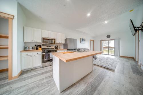 Erie Apartment | 4 Mi to Lake Erie Access Condo on the Greens