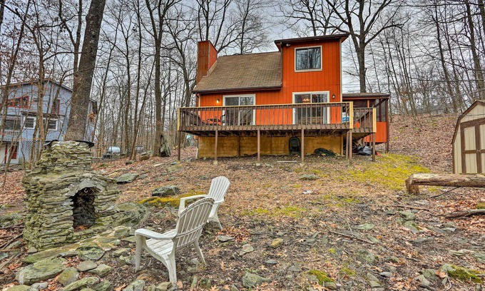 Bushkill Cabin | 4 Mi to Tubing: Cozy Bushkill Cabin w/Deck!