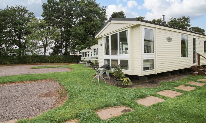 Much Wenlock Cottage | 4 OLD ORCHARD, pet friendly, with a garden in Much Wenlock