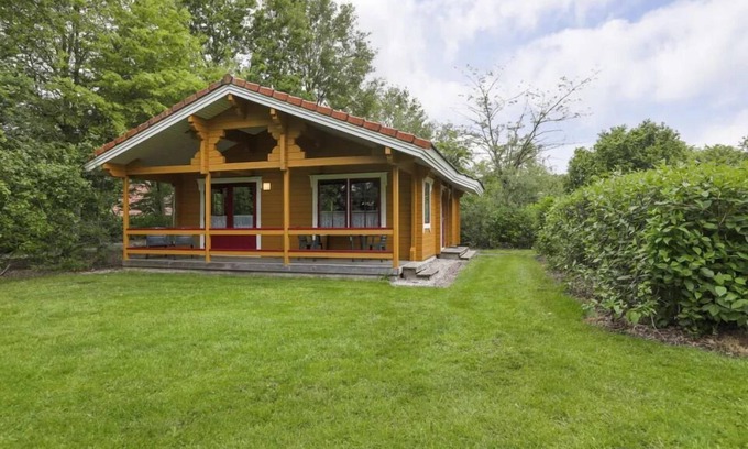 Gramsbergen House | 4-person bungalow with private sauna, veranda, dishwasher and washing machine at park ’t Hooge Holt near Gramsbergen and nature.