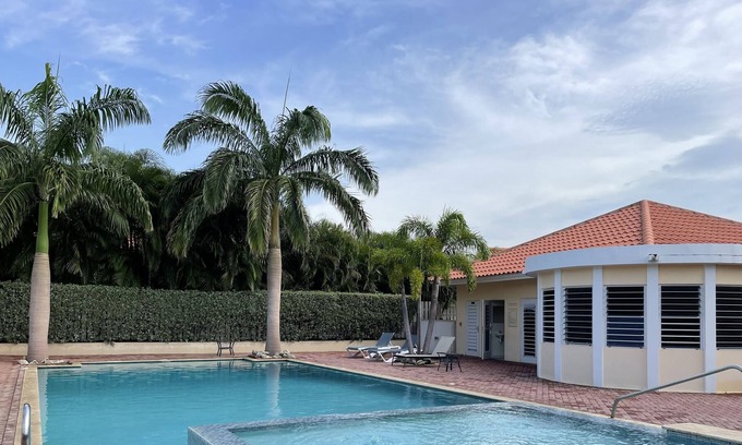 Cas Grandi Villa | 4-person villa with private garden, 10 min. from Jan Thiel Beach